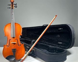 VIOLIN & CASE | Violin of nicely figured wood, with bow in a fitted case. -  l. 31.5 in (case)
