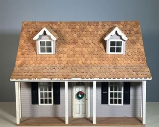 WOODEN DOLLHOUSE | Two-story dollhouse with two downstairs rooms and an open attic. - l. 23-1/4 x w. 20-3/4 x h. 18-1/4 in