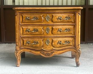 HENREDON COMMODE | Three drawer nightstand/side table with fancy carved decoration, each drawer with double pulls. -  l. 28 x w. 18.5 x h. 24.5 in