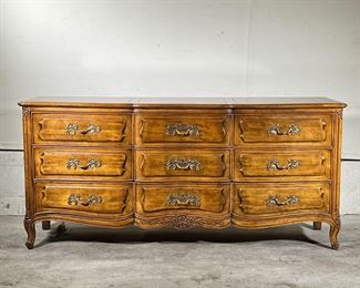 HENREDON LONG DRESSER | American made! Villandry by Henredon - incredibly high-quality serpentine chest of drawers with solid drawer fronts, six drawers with shaped top and carved decorations. -  l. 72 x w. 21 x h. 33 in
