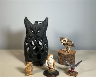 (5PC) OWL & BIRD DECOR | Including a cast metal hanging owl (h. 11 in.) and four owl / bird figures, including a carved and painted wood hummingbird, an owl perched on a log, a stone owl, and a Country Artists owl figure made in England.