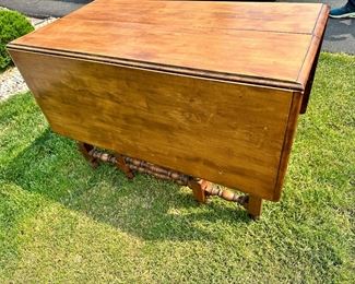 Antique Gateleg Dropleaf Table