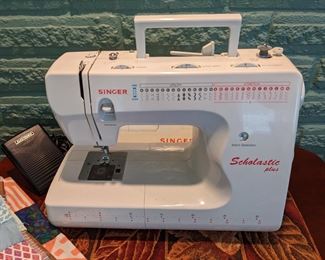 SINGER SCHOLASTIC PLUS PORTABLE SEWING MACHINE