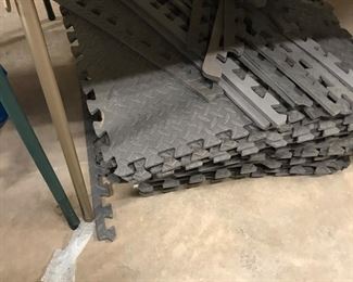 Interlocking floor mats