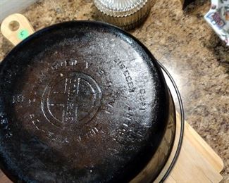 Griswold cast-iron no8 Dutch oven 
