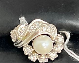 14k white old pearl-diamond ring size 6 
#11      900. 
