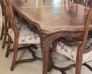 Large formal diningroom tabel with a lot of elegance