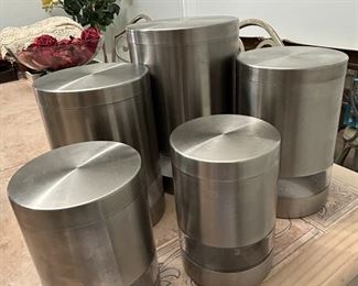 Metal canisters