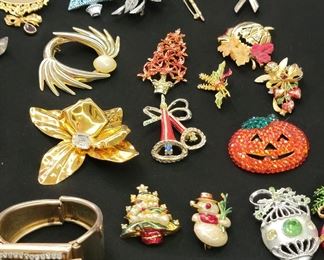 TONS of costume/vintage costume jewelry & brooches