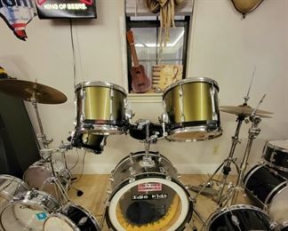 Full "Pearl Export Series" Drumset! Basedrum, floor toms, snare drum, and more!