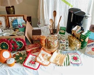 Lots of vintage kitchen items! 