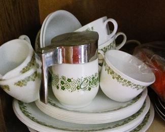 Corelle. Spring blossom pattern
Group of 24 pcs, some are Pyrex
Not sold separately. 