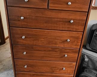7 drawer chest of drawers. Great condition.