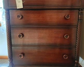 Gorgeous 4 drawer chest.