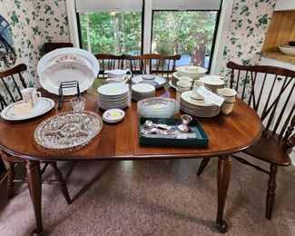 Table with 2 leaves & 6 chairs