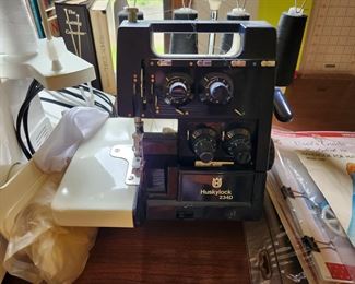 Huskylock 243D (no foot pedal)