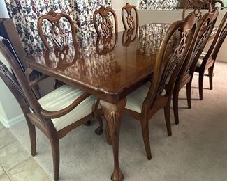 Table w/ 2 leafs and 8 chairs (2 arm chairs).