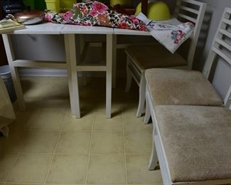 VINTAGE OAK RIDGE TABLE AND 4 CHAIRS