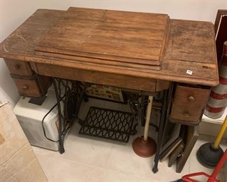 #77	singer treadle sewing machine as is does not pop up 	 $40.00 			
