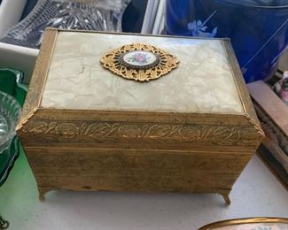 #175	gold music box with rose on top 7x5x4	 $20.00 			
