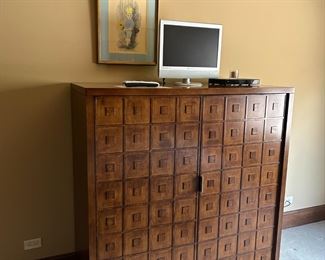 Bureau with drawers, too cool.