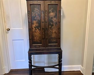 Chinoiserie cabinet 