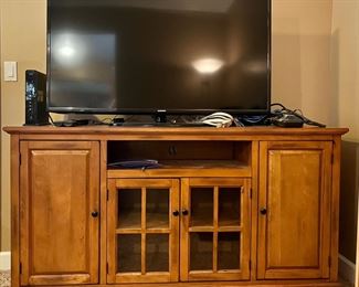 Large 50” Samsung TV
Great TV Consol