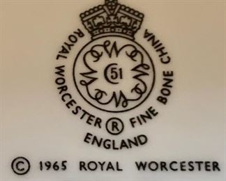 Royal Worcester Chapel Hill  
Discontinued 
12  Dinner plates
12 8 inch salad Plates
12 6 1/8 inch bread plates
12 cups and saucers
One vegetable dish

61 Total Pieces
