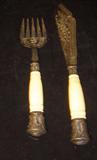 IVORY AND PLATE FISH SERVING SET.
