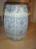CHINESE PORCELAIN GARDEN SEAT.