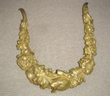 A GILT BRONZE DECORATIVE WREATH.
