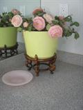 A CHINESE YELLOW GROUND JARDINIERE.