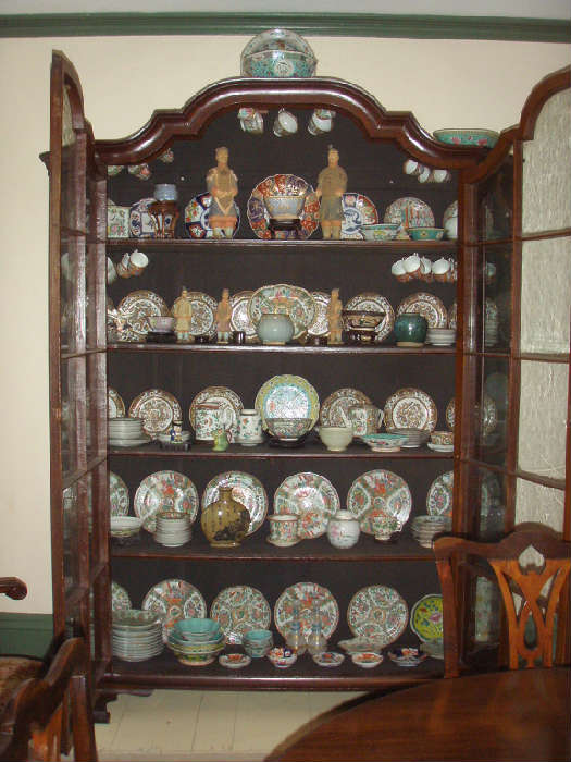 A LARGE COLLECTION OF CHINESE PORCELAIN.