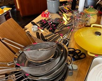 Tons of kitchen items 