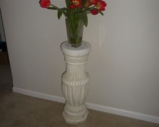 pedestal stand / flowers 