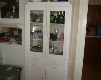 slim / tall cabinet = kitchen is FULL  !