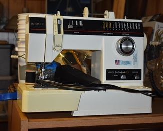 Singer Sewing Machine in beautiful condition!