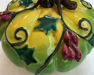 19th Century Chinese porcelain footed Alter box melon