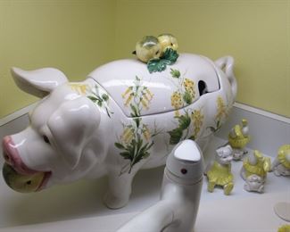 Pig soup tureens