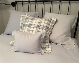 Queen size bedding