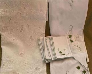 Oval Linen Tablecloths And 12 Napkins