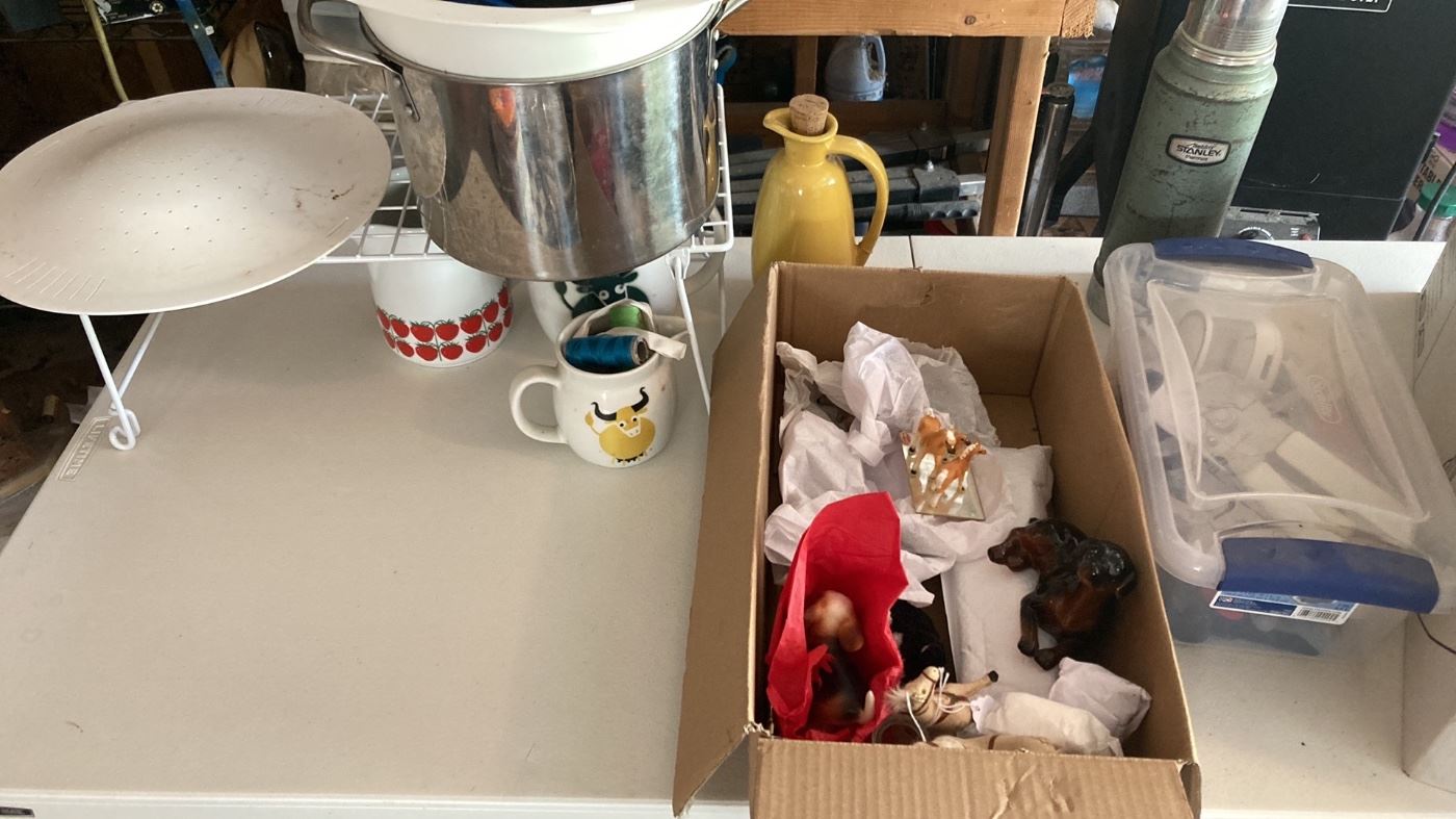 Estate/garage sale tons of collectibles! starts on 5/27/2023