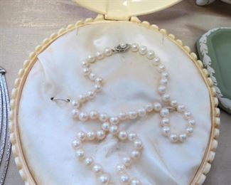 14k gold & pearl necklace.