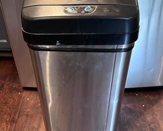 Touchless trash can