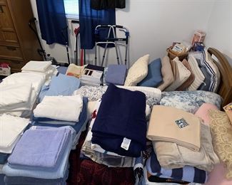 Assorted bedding 