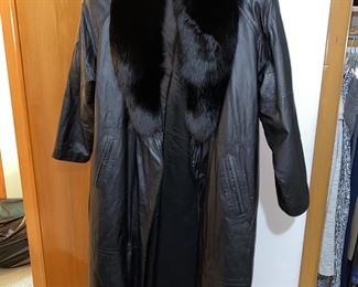 Beautiful long coat with faux fur collar 