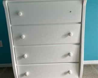 $30 - Chest of drawers (missing knob) (measurements: 34" x 19" x 44")