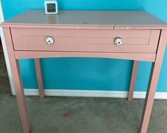 $20 - Desk (measurements: 34" x 18" x 31")
