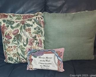 Decorative Throw Pillows 5 Total