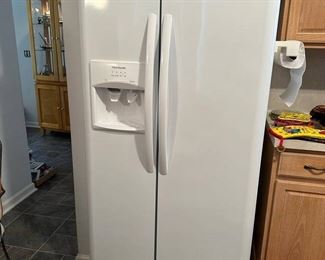 Frigidaire Side by Side 22 Cu Ft Refrigerator